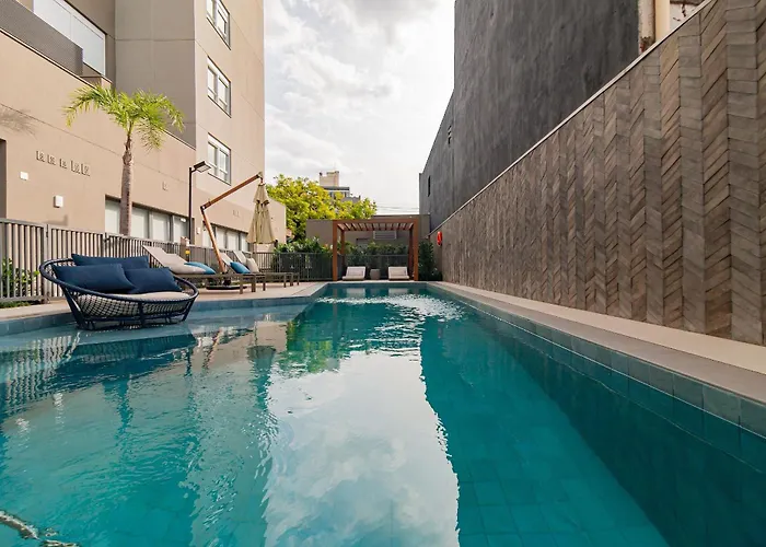 Completo A 450 M Do Consulado *
